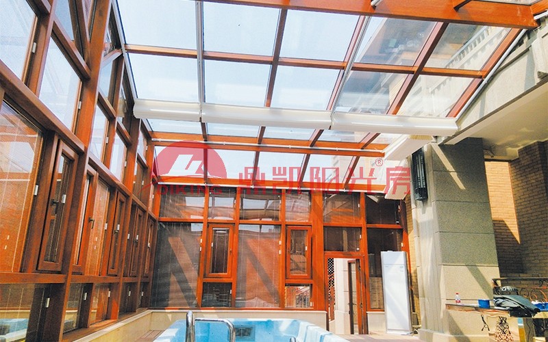 沒有比在陽光房里建游泳池更好的了！四季都能用，夏天泡澡真舒服